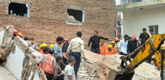 India, crolla un edificio di 5 piani a Nuova Dehli: 6 morti, si scava sotto le macerie