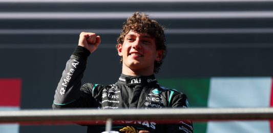 Kimi Antonelli inarrestabile, vince anche al Madring davanti a Verstappen e Norris. Leclerc 4°, Hamilton out