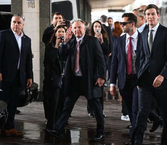 Gli inviati Usa Witkoff e Kushner sono giunti a Kiev. Zelensky “Pronti per i colloqui, Ucraina costruttiva ma serve una pace dignitosa”