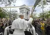 Bagno di folla a Parigi per Papa Leone. Il Pontefice ai giovani: “Siete la chiesa di oggi, bello il vostro entusiasmo e impegno”