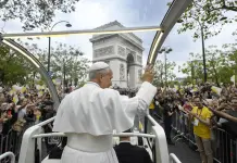 Bagno di folla a Parigi per Papa Leone. Il Pontefice ai giovani: “Siete la chiesa di oggi, bello il vostro entusiasmo e impegno”