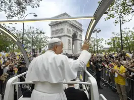Bagno di folla a Parigi per Papa Leone. Il Pontefice ai giovani: “Siete la chiesa di oggi, bello il vostro entusiasmo e impegno”
