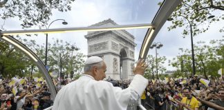 Bagno di folla a Parigi per Papa Leone. Il Pontefice ai giovani: “Siete la chiesa di oggi, bello il vostro entusiasmo e impegno”