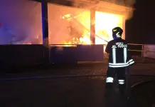 Diversi incendi nella notte nel Nuorese, distrutti due capannoni