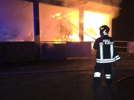 Diversi incendi nella notte nel Nuorese, distrutti due capannoni