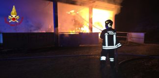 Diversi incendi nella notte nel Nuorese, distrutti due capannoni