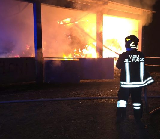 Diversi incendi nella notte nel Nuorese, distrutti due capannoni