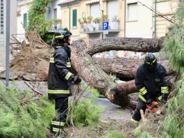 Maltempo in diverse aree della Toscana: oltre 63 mila fulmini in 12 ore, bomba d’acqua su Grosseto