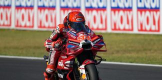 MotoGp, Marc Marquez trionfa a Misano davanti al fratello Alex. Fuori Bezzecchi e Bagnaia