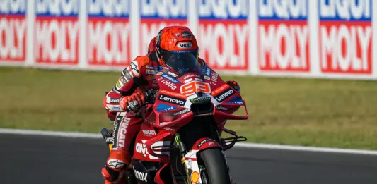MotoGp, Marc Marquez trionfa a Misano davanti al fratello Alex. Fuori Bezzecchi e Bagnaia