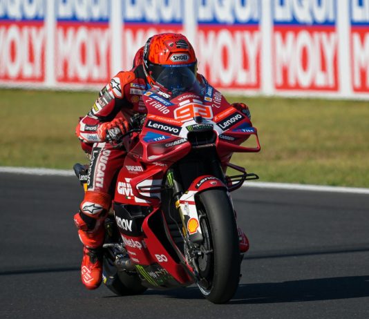 MotoGp, Marc Marquez trionfa a Misano davanti al fratello Alex. Fuori Bezzecchi e Bagnaia