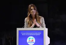 Foto ritoccata di Matilde Siracusano, è bufera su Vannacci. La sottosegretaria: “Lo denuncerò, ha commesso un reato”