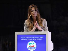 Foto ritoccata di Matilde Siracusano, bufera su Vannacci. Il leader di Futuro Nazionale si difende: “Cercare meglio a chi rivolgere le accuse…”