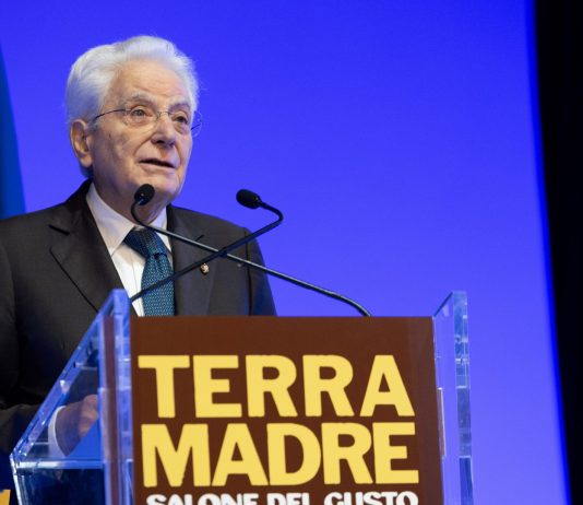 Mattarella a Torino per l’inaugurazione di Terra Madre – Salone del Gusto: “Cibo ed energia armi strategiche bersaglio di guerre scellerate”
