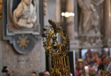 A Napoli si ripete il miracolo di San Gennaro, il sangue si è sciolto