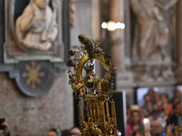 A Napoli si ripete il miracolo di San Gennaro, il sangue si è sciolto