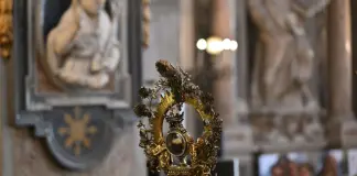 A Napoli si ripete il miracolo di San Gennaro, il sangue si è sciolto