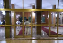 Donna di 79 anni uccisa in casa a Moncalieri, trovato impiccato il fratello: aveva confessato l’omicidio in un biglietto