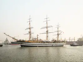 La Nave Amerigo Vespucci in arrivo a Napoli in occasione dell’America’s Cup