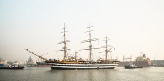La Nave Amerigo Vespucci in arrivo a Napoli in occasione dell’America’s Cup