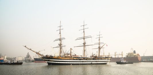 La Nave Amerigo Vespucci in arrivo a Napoli in occasione dell’America’s Cup