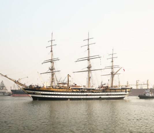 La Nave Amerigo Vespucci in arrivo a Napoli in occasione dell’America’s Cup