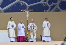 Papa Leone XIV a Parigi, il messaggio ai giovani davanti a 600 mila persone: “Siete la chiesa di oggi, bello il vostro entusiasmo e impegno”
