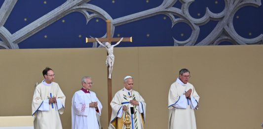 Papa Leone a Parigi, il messaggio ai giovani davanti a 600 mila persone: “Siete la chiesa di oggi, bello il vostro entusiasmo e impegno”
