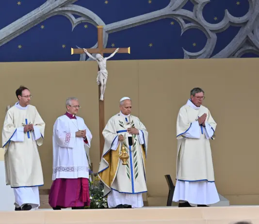 Papa Leone a Parigi, il messaggio ai giovani davanti a 600 mila persone: “Siete la chiesa di oggi, bello il vostro entusiasmo e impegno”