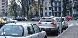 Rabbino della comunità ebraica di Milano aggredito da tre sconosciuti alla fermata dell’autobus. Meloni “Episodio vile”