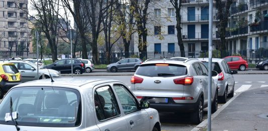 Rabbino della comunità ebraica di Milano aggredito da tre sconosciuti alla fermata dell’autobus