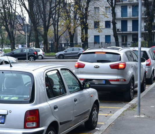 Rabbino della comunità ebraica di Milano aggredito da tre sconosciuti alla fermata dell’autobus