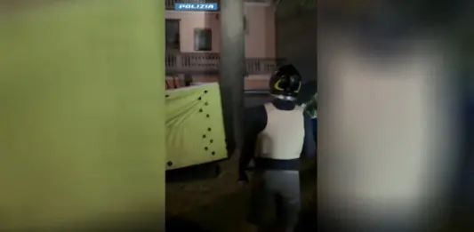 Si barrica sul tetto di un’abitazione a Bergamo, arrestato dopo ore di negoziazione / Video