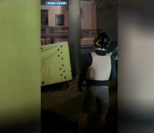 Si barrica sul tetto di un’abitazione a Bergamo, arrestato dopo ore di negoziazione / Video