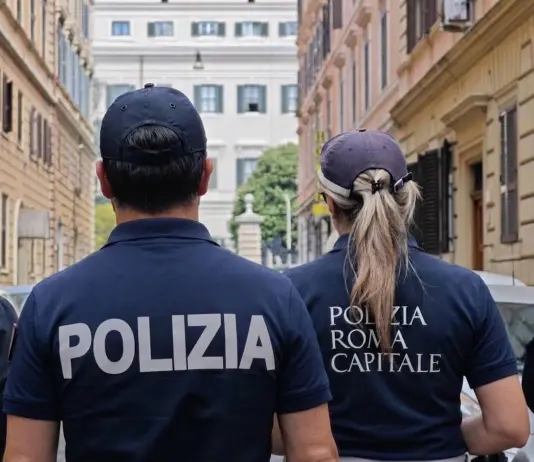 Controlli della Polizia contro il commercio abusivo a Roma, sanzioni per 33 mila euro