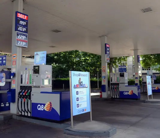 Anche Q8 applicherà un tetto al prezzo dei carburanti dall’1 ottobre: “Accolto l’invito del Governo”