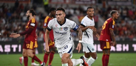L’Inter rimonta due gol alla Roma e lo scontro al vertice finisce 2-2, doppiette di Koné e Lautaro