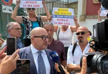 Campi Flegrei, flashmob al Comune di Pozzuoli. Sangiuliano “Chiedere lo stato di emergenza”
