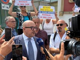 Campi Flegrei, flashmob al Comune di Pozzuoli. Sangiuliano “Chiedere lo stato di emergenza”
