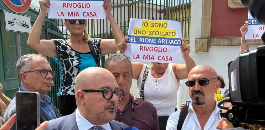 Campi Flegrei, flashmob al Comune di Pozzuoli. Sangiuliano “Chiedere lo stato di emergenza”