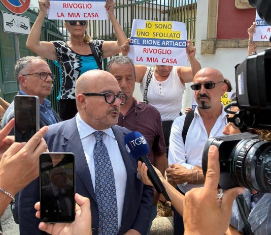 Campi Flegrei, flashmob al Comune di Pozzuoli. Sangiuliano “Chiedere lo stato di emergenza”