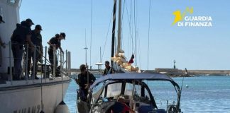 Nascondeva 8 migranti su una barca a vela diretta verso le coste mazaresi, in manette il proprietario