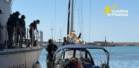 Nascondeva 8 migranti su una barca a vela diretta verso le coste mazaresi, in manette il proprietario