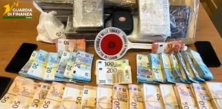 Trovato con 20 kg di cocaina e 100 mila euro in contanti in auto, arrestato un uomo a Tivoli / Video