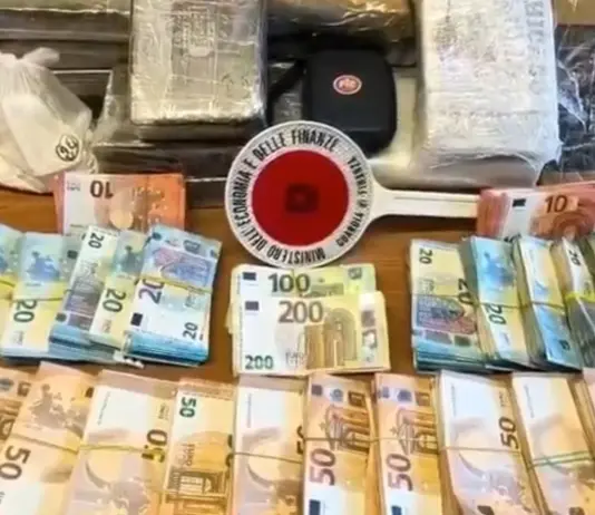Trovato con 20 kg di cocaina e 100 mila euro in contanti in auto, arrestato un uomo a Tivoli / Video