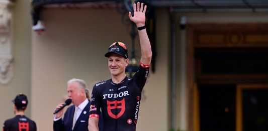 Kung vince la cronometro della diciottesima tappa della Vuelta 2026, Mas in maglia rossa con 1’37” di margine su Roglic