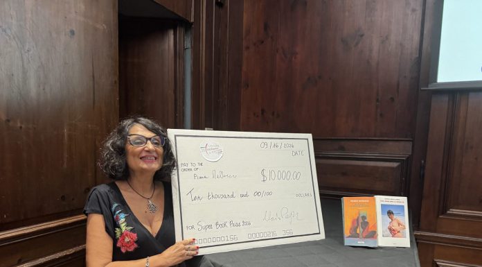 Premio SuperBook, Anna Mallamo vince a New York con “Col buio me la vedo io”