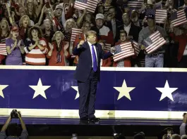 Trump a Dallas guarda alle Midterm: “Se vinciamo a novembre 5.000 dollari a ogni americano” / Video