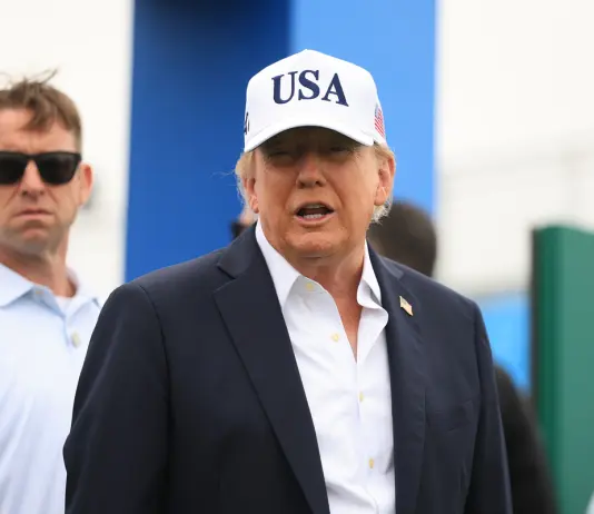 Trump ammonisce Zelensky: “La smetta di colpire le raffinerie russe”. Raid di Mosca in Ucraina al confine con la Polonia