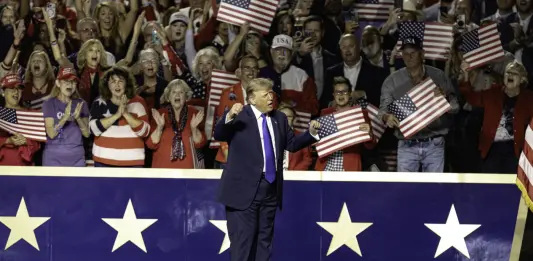 Trump a Dallas guarda alle Midterm: “Se vinciamo a novembre 5.000 dollari a ogni americano” / Video